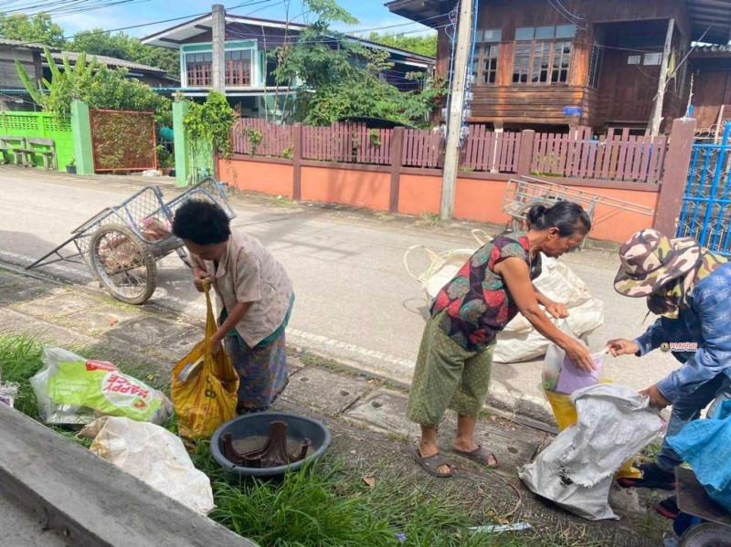 กิจกรรมตลาดนัดขยะรีไซเคิลชุมชนบ้านสบเรียง โดยใช้หลักการ 3Rs ... Image 6